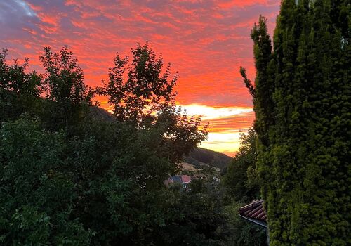 Der Sonnenuntergang am Abend vom Haus