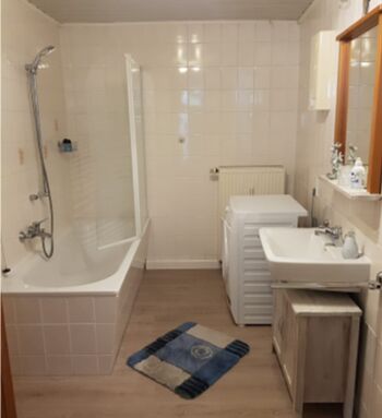Bad inkl. Badewanne mit Dusche & Glaswand, WC