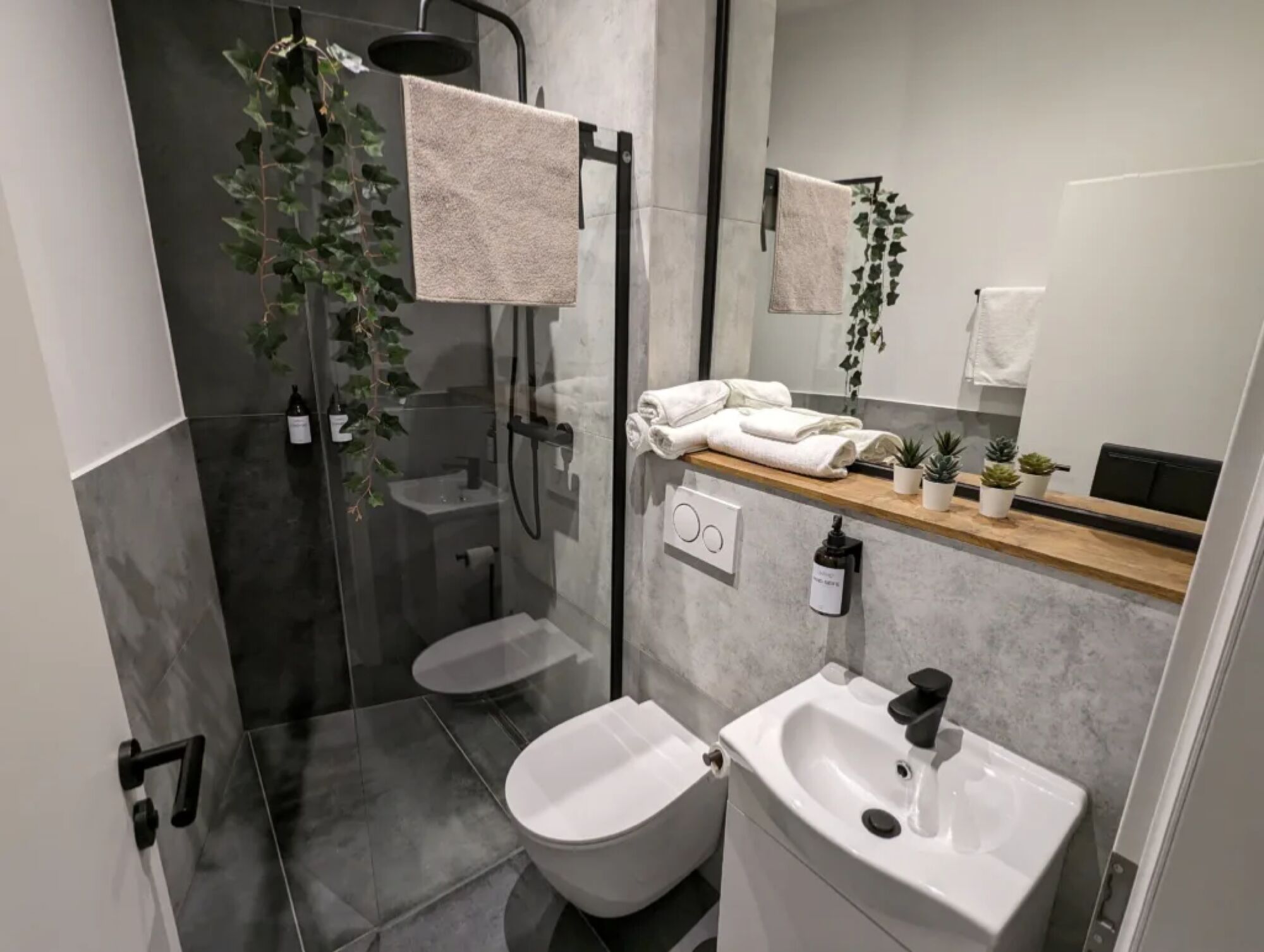 Ihre moderne Basis in Pforzheim: Sauber, Praktisch, Stressfrei. Das Apartment Rubin Nr. 3 bietet die perfekte Kombination aus Privatsphäre und Funktionalität. Speziell auf die Bedürfnisse von Berufstätigen zugeschnitten, besticht es durch: • Ausstattung: Voll möblierter Wohn-/Schlafraum mit Smart-TV und viel Stauraum. • Selbstversorgung: Integrierte Küchenzeile (inkl. Kochfeld, Mikrowelle und Kühlschrank) für maximale Unabhängigkeit. • Komfort: Eigenes modernes Badezimmer mit Dusche/WC; Bettwäsche und Handtücher inklusive. • Konnektivität: Schnelles WLAN für reibungsloses Arbeiten oder Streamen im Feierabend. Die ideale Wahl für Monteure, die eine gepflegte Atmosphäre und eine zentrale Anbindung schätzen.