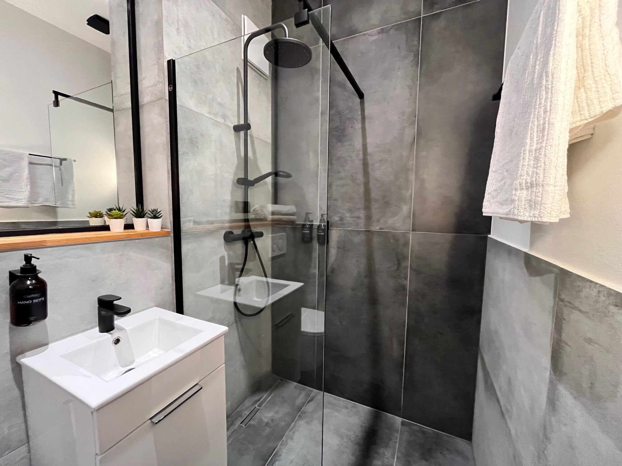 Ihre moderne Basis in Pforzheim: Sauber, Praktisch, Stressfrei. Das Apartment Rubin Nr. 3 bietet die perfekte Kombination aus Privatsphäre und Funktionalität. Speziell auf die Bedürfnisse von Berufstätigen zugeschnitten, besticht es durch: • Ausstattung: Voll möblierter Wohn-/Schlafraum mit Smart-TV und viel Stauraum. • Selbstversorgung: Integrierte Küchenzeile (inkl. Kochfeld, Mikrowelle und Kühlschrank) für maximale Unabhängigkeit. • Komfort: Eigenes modernes Badezimmer mit Dusche/WC; Bettwäsche und Handtücher inklusive. • Konnektivität: Schnelles WLAN für reibungsloses Arbeiten oder Streamen im Feierabend. Die ideale Wahl für Monteure, die eine gepflegte Atmosphäre und eine zentrale Anbindung schätzen.