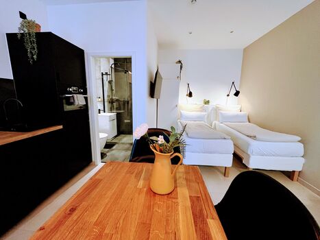 Ihre moderne Basis in Pforzheim: Sauber, Praktisch, Stressfrei. Das Apartment Rubin Nr. 3 bietet die perfekte Kombination aus Privatsphäre und Funktionalität. Speziell auf die Bedürfnisse von Berufstätigen zugeschnitten, besticht es durch: • Ausstattung: Voll möblierter Wohn-/Schlafraum mit Smart-TV und viel Stauraum. • Selbstversorgung: Integrierte Küchenzeile (inkl. Kochfeld, Mikrowelle und Kühlschrank) für maximale Unabhängigkeit. • Komfort: Eigenes modernes Badezimmer mit Dusche/WC; Bettwäsche und Handtücher inklusive. • Konnektivität: Schnelles WLAN für reibungsloses Arbeiten oder Streamen im Feierabend. Die ideale Wahl für Monteure, die eine gepflegte Atmosphäre und eine zentrale Anbindung schätzen.