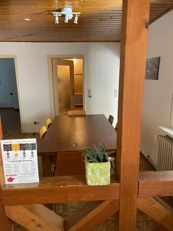 Der Esstisch bietet Platz für bis zu sechs Personen – ideal für gemeinsame Mahlzeiten! / The dining table seats up to six people – perfect for enjoying meals together!