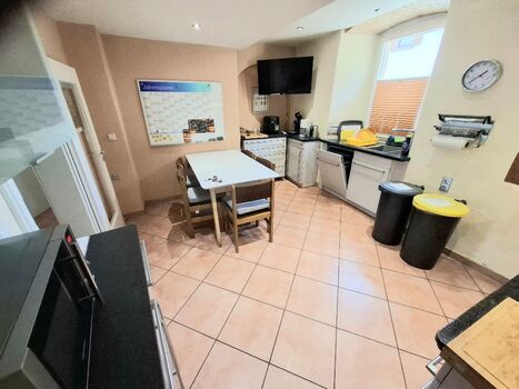 voll ausgestattete Küche mit Fußbodenheizung 