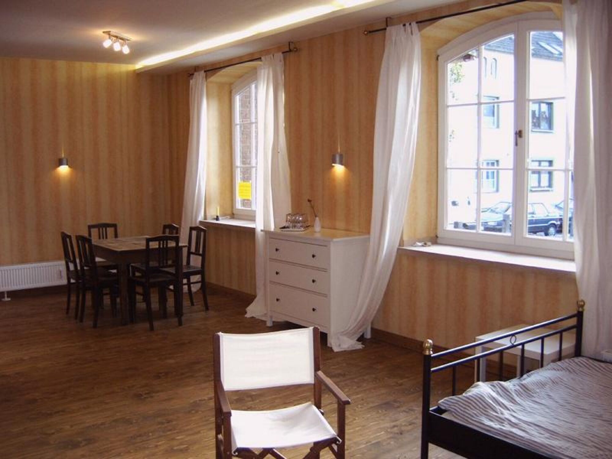 Blick auf die Fensterfront, Möbel mittlerweile erneuert.