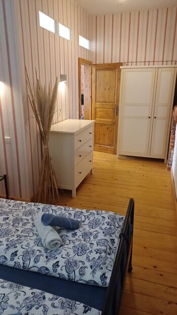 separates Schlafzimmer mit Doppelbett