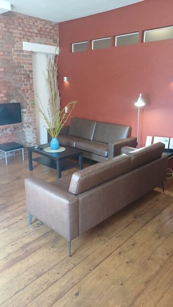 Sitzecke im Wohnzimmer mit aktuellen Möbeln