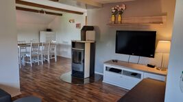 Wohnzimmer mit Kamin, Essbereich