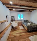 Ruhiges Schlafzimmer mit Blick in den Garten