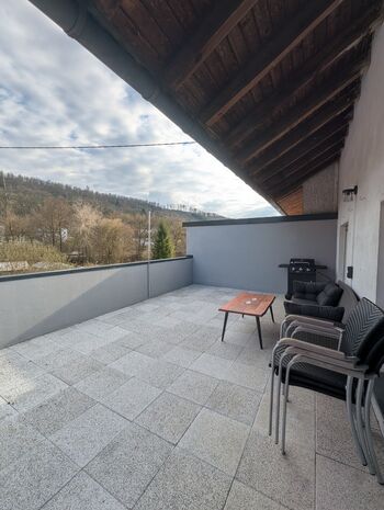 Große Terrasse mit Gasgrill
