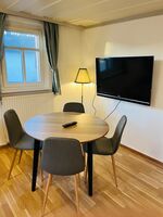5: 2 Zimmer Familien Apartment für bis zu 4 Personen: Esstisch und TV