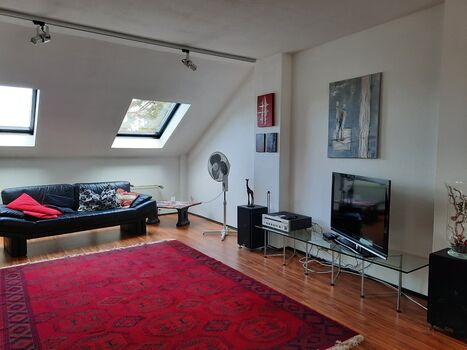 Dachgeschoss Appartement mit eigenem Bad, gesamt ca. 49 qm