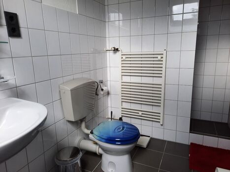 Dachgeschoss Appartement mit eigenem Bad, gesamt ca. 49 qm Bild 3