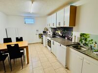 Küche mit Sitzmöglichkeiten & 2 Kühlschränken