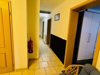 Flur mit Feuerlöscher & Sitzmöglichkeiten