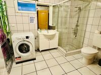 Badezimmer mit Dusche/WC & Waschmaschine