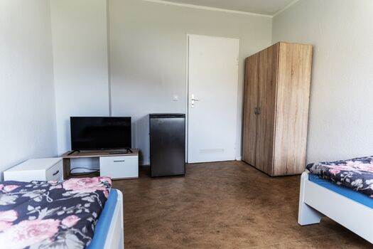 Doppelzimmer mit zusätzlichem Kühlschrank und TV