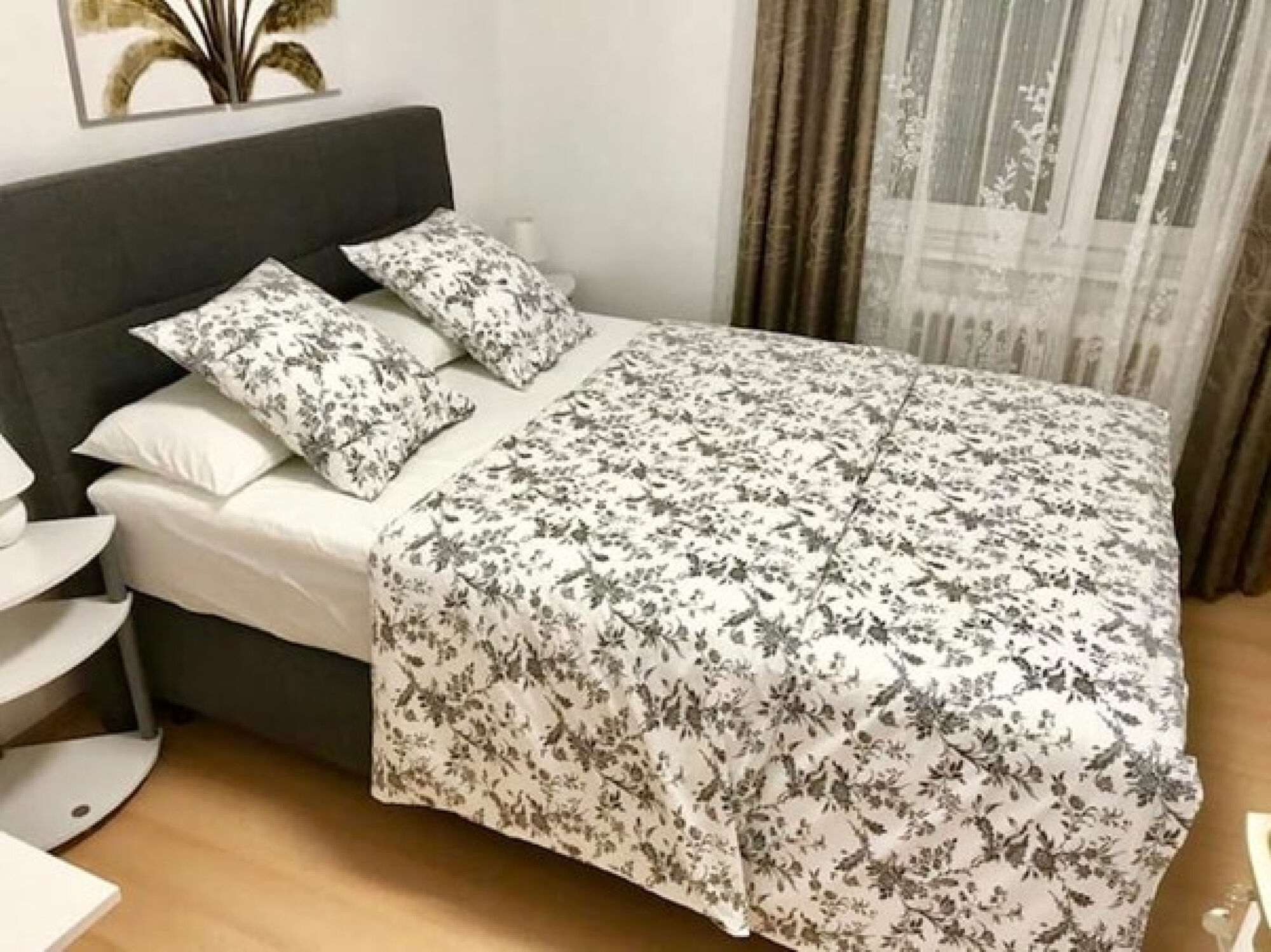 Zimmer 2 mit Boxspringbett 140 x 200 cm