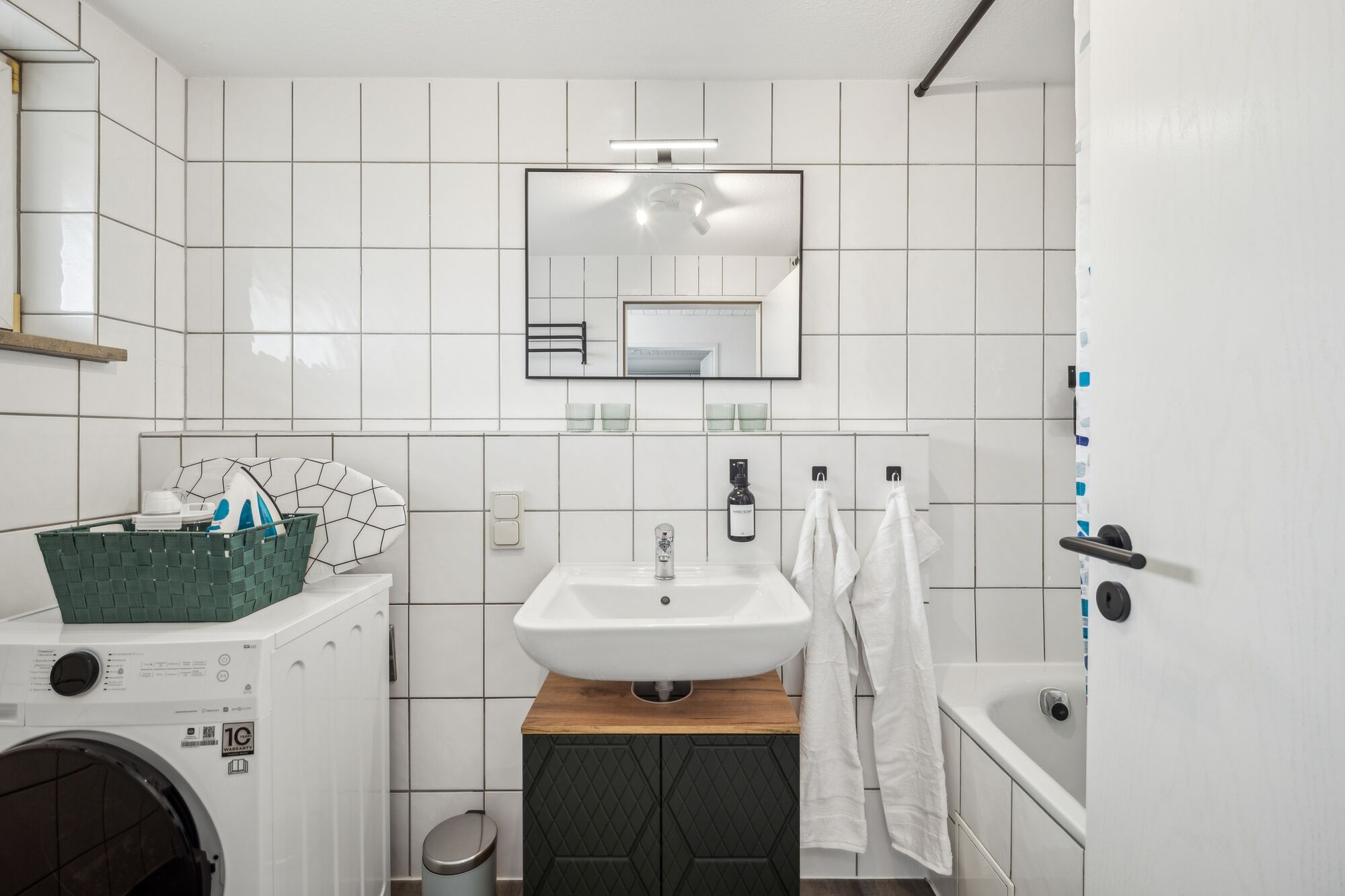 Bad mit Badewanne/Dusche und Waschtrockner