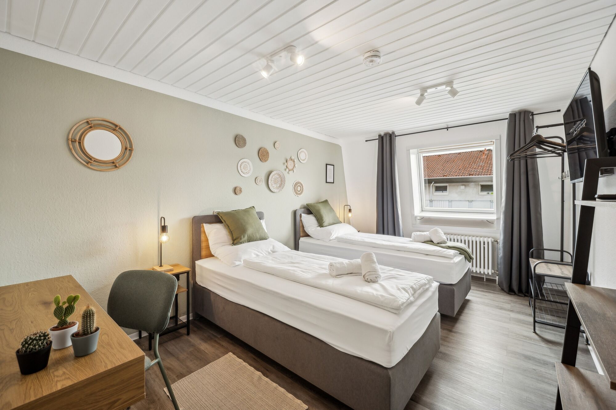 Schlafzimmer mit Arbeitsplatz