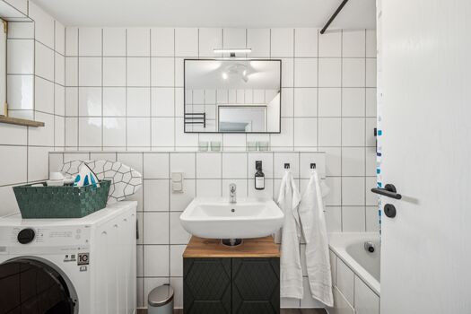 Bad mit Badewanne/Dusche und Waschtrockner