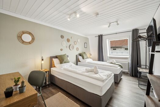 Schlafzimmer mit Arbeitsplatz