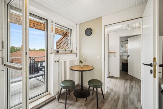 Kleiner Sitzbereich und Zugang zum Balkon