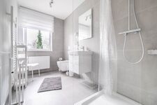 Badezimmer (Dusche und WC)