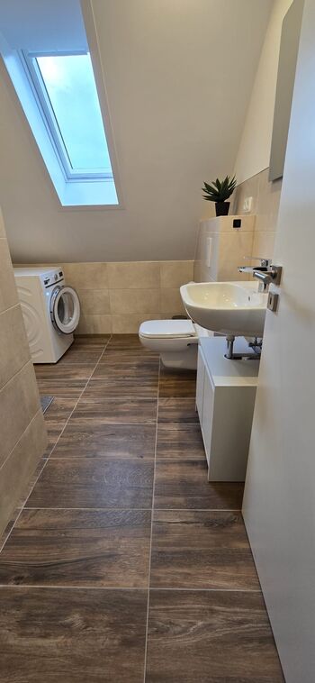 Badezimmer mit Dusche und Waschmaschine