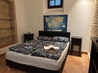 Ein Schlafzimmer mit Doppelbett