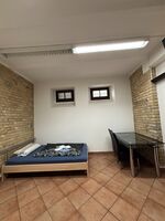 Schlafzimmer mit Arbeitsbereich