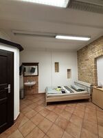 Schlafzimmer mit TV und Waschbecken