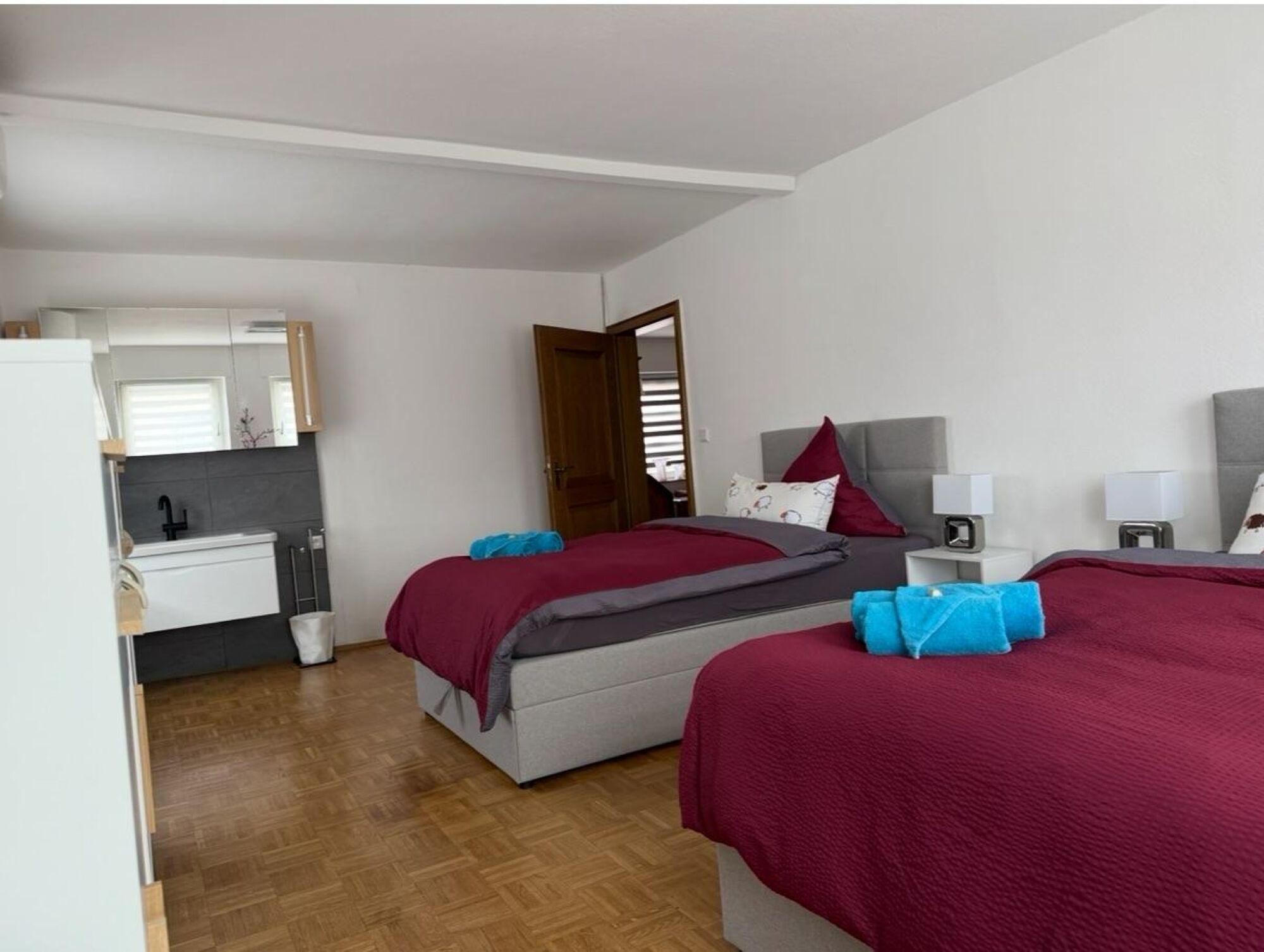 Doppelzimmer mit Waschgelegenheit und Klimaanlage