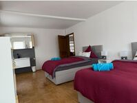 Doppelzimmer mit Waschgelegenheit und Klimaanlage