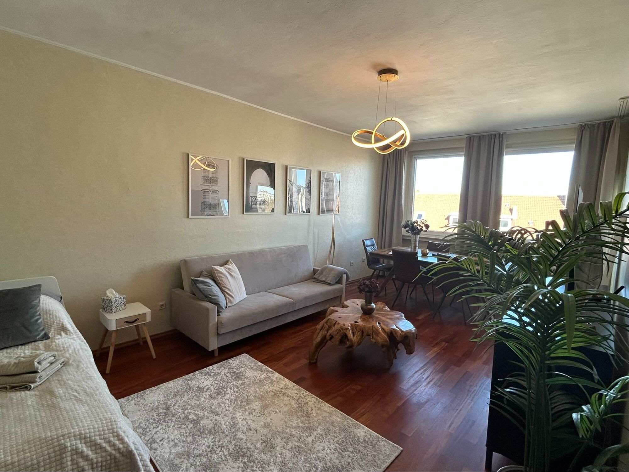 Wohnzimmer mit Schlafsofa und Doppelbett