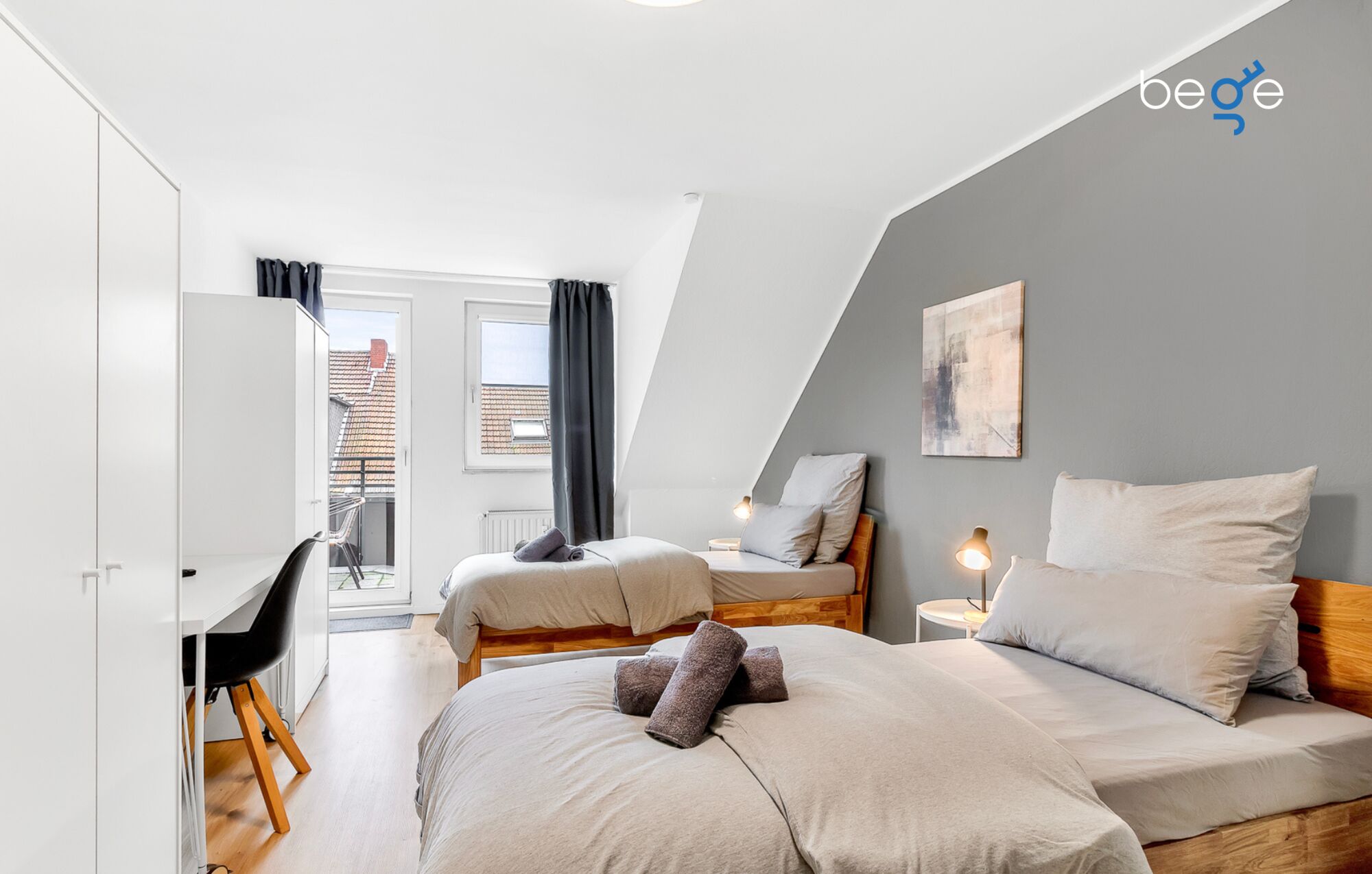 Schlafzimmer 1 mit zwei Einzelbetten, Sitzecke und Smart-TV
