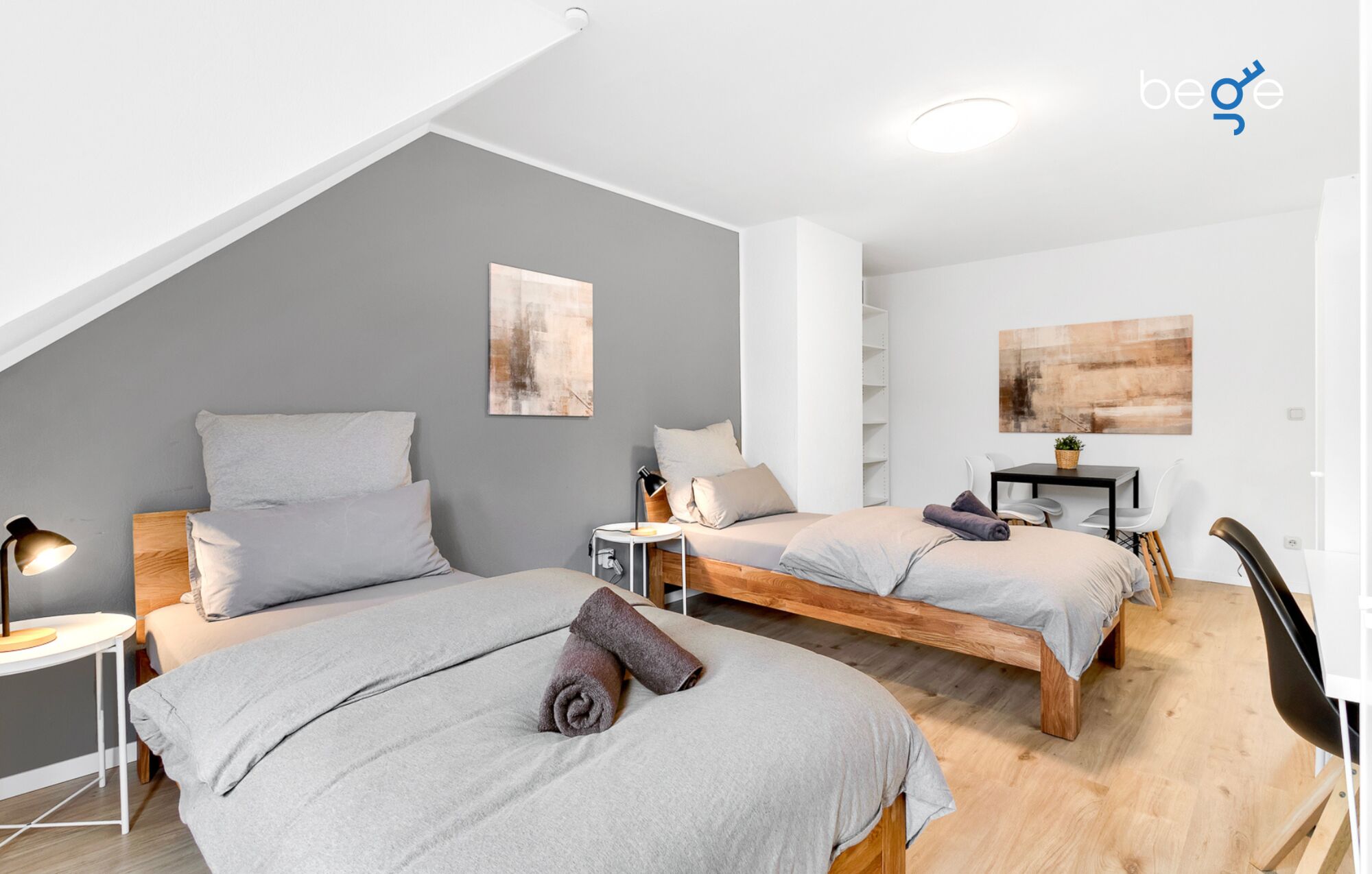 Schlafzimmer 1 mit zwei Einzelbetten, Sitzecke und Smart-TV