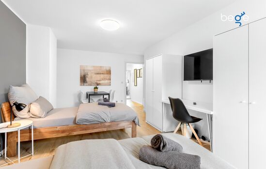 Schlafzimmer 1 mit zwei Einzelbetten, Sitzecke und Smart-TV