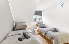 Schlafzimmer 2 mit zwei Einzelbetten, Sitzecke und Smart TV