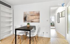 Schlafzimmer 2 mit zwei Einzelbetten, Sitzecke und Smart TV