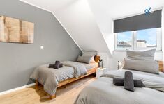 Schlafzimmer 2 mit zwei Einzelbetten, Sitzecke und Smart TV