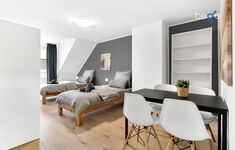 Schlafzimmer 2 mit zwei Einzelbetten, Sitzecke und Smart TV