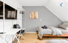 Schlafzimmer 2 mit zwei Einzelbetten, Sitzecke und Smart TV