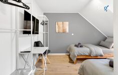 Schlafzimmer 2 mit zwei Einzelbetten, Sitzecke und Smart TV
