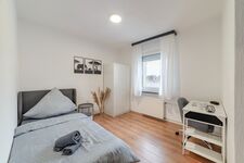 Schlafzimmer mit Schreibtisch