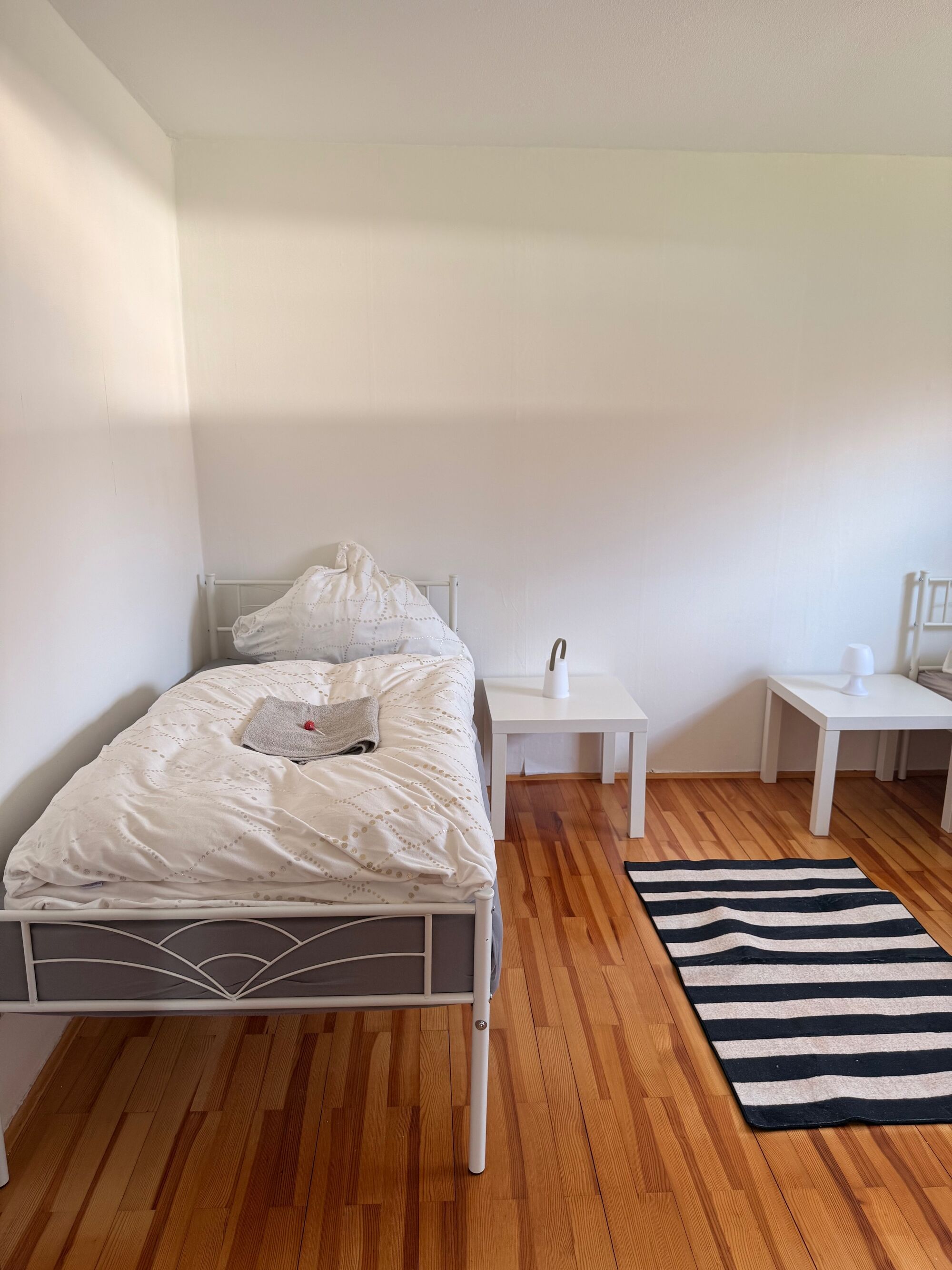 Zimmer 8 (2 Betten) - Schreibtisch, Kleiderstange und Kommode
