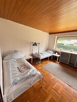 Zimmer 10 (3) Betten- 2 Kommoden und Kleiderstangen
