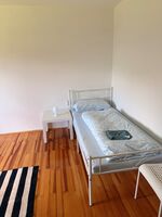 Zimmer 9 (2 Betten) - Schreibtisch, Kleiderstange und 2 Kommode