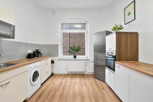 Apartment mit 2 Badezimmer, Küche, Balkon & Parkplatz Picture 2