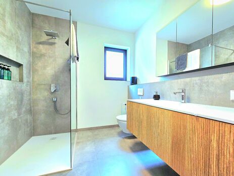Stylish bathroom with walk-in shower. Enjoy comfort in your holiday apartment in Trierweiler.