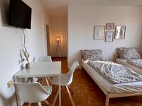 Zentral & im Grünen – moderne Balkonwohnung nahe Wien Picture 1